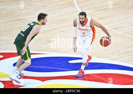 Ricky Rubio (Spanien) gegen Matthew Dellavedova (Australien). Basketball-Weltmeisterschaft China 2019, Halbfinale Stockfoto