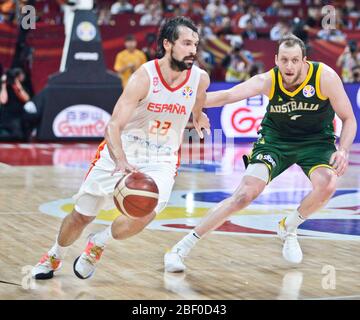 Sergio Llull (Spanien) gegen Joe Ingles (Australien). Basketball-Weltmeisterschaft China 2019, Halbfinale Stockfoto