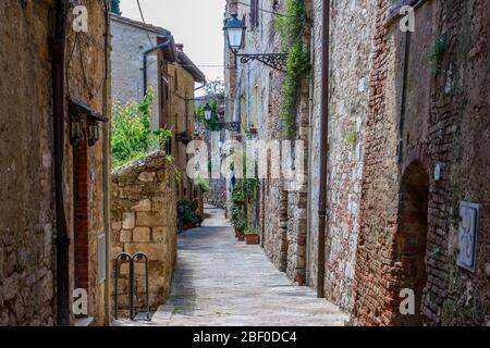 Colle di Val d'Elsa, Toskana / Italien: Eine malerische enge, kurvige Gasse mit typischen Häusern in der historischen Oberstadt Colle Alta. Stockfoto