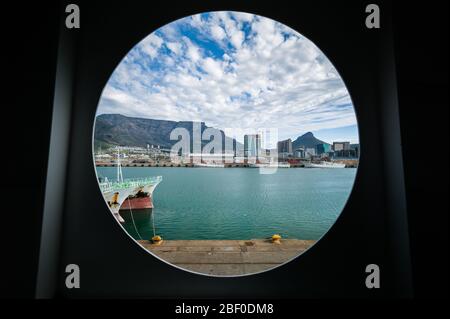 Der Hafen von Kapstadt ist ein lebhafter Hafen entlang einer der belebtesten Handelsrouten der Welt und gehört zu den malerischsten. Stockfoto