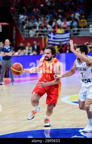 Sergio Llull (Spanien) und Facundo Campazzo (Argentinien). FIBA Basketball World Cup China 2019, Finales Spiel Stockfoto