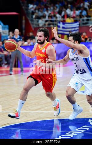 Sergio Llull (Spanien) und Facundo Campazzo (Argentinien). FIBA Basketball World Cup China 2019, Finales Spiel Stockfoto