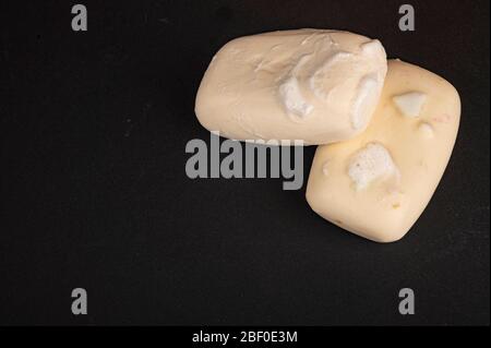 Zwei Stück Toilettenpapier auf schwarzem Hintergrund. Nahaufnahme. Die Einhaltung der persönlichen Hygienevorschriften ist die Prävention von COVID-19-Infektionen Stockfoto