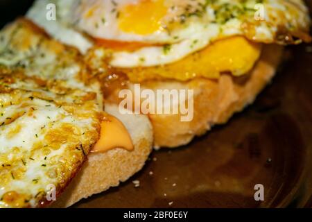 Sandwiches mit Spiegeleiern mit Dill und Soße auf Weizenbrot. Nahaufnahme Stockfoto