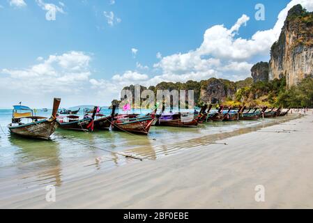 Schöner weißer Sandstrand mit blauem Wasser, Railay Beach in der Provinz Krabi. Ao Nang, Thailand. Stockfoto