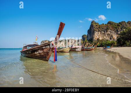 Schöner weißer Sandstrand mit blauem Wasser, Railay Beach in der Provinz Krabi. Ao Nang, Thailand.