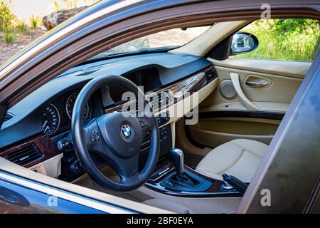 AUGUST 2017: BMW 3er E90 330i Sparkling Graphite Luxuswagen Stockfoto