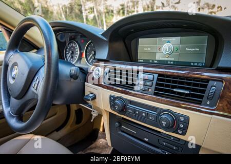 AUGUST 2017: BMW 3er E90 330i Sparkling Graphite Luxuswagen Stockfoto