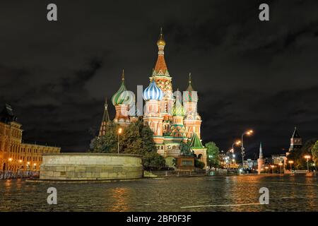 Lobnoye Mesto und Basilius Kathedrale im Herbstabend Stockfoto