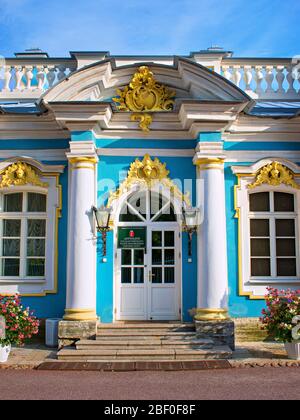 St. Petersburg, Russland, Sommer 2019: Fragment des Dienstflügels des Katharinenpalastes in Zarskoje Selo Stockfoto