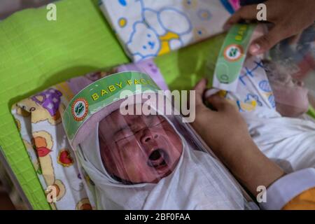 Bireuen, Aceh, Indonesien. April 2020. Neugeborene, die einen Gesichtsschutz tragen, um sich vor der Coronavirus-Krankheit COVID-19 in einem Krankenhaus in Bireuen, Provinz Aceh, zu schützen. Jüngste Berichte über COVID-19-Fälle, Indonesier bestätigt 5.516 positive Fälle, 548 erholt mit 496 Toten. Kredit: ¬ Kredit: Zikri Maulana/ZUMA Wire/Alamy Live News Stockfoto