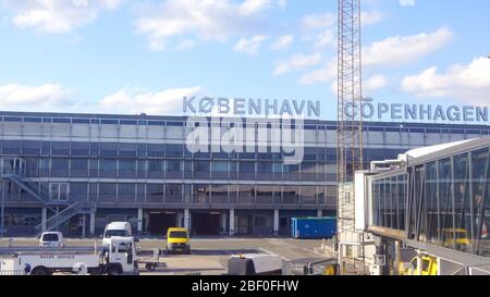 KOPENHAGEN, DÄNEMARK - JUL 06th, 2015: Laden Flugzeug geparkt von Kopenhagen Flughafengebäude, Treppen und Gepäckträger in der Nähe Stockfoto