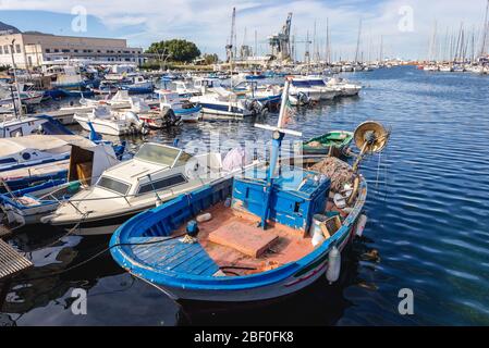 Fischerboote in La Cala Bereich von Port of Palermo Stadt Süditalien, die Hauptstadt der autonomen Region Sizilien Stockfoto