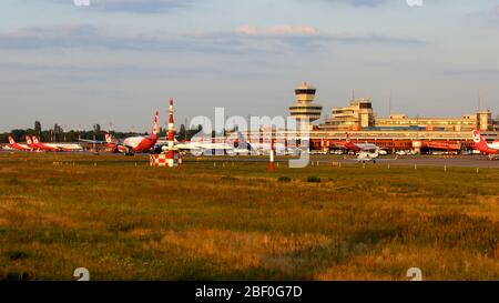 BERLIN, DEUTSCHLAND - 06.07.2012: Berlin Tegel Otto Lilienthal Airport TXL Kontrollturm und Hauptterminalgebäude bei Sonnenuntergang. 2015 Uhr Stockfoto