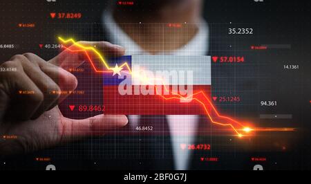 Grafik fällt vor der Flagge Chiles nieder. Krisenkonzept Stockfoto