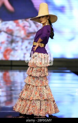 SEVILLA, SPANIEN - JAN 30: Modell mit Kleid aus der Lyalodde-Kollektion von Designer Agus Dorado im Rahmen der SIMOF 2020 (Foto: Mickael Chavet)