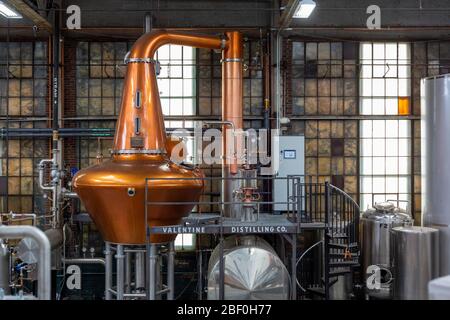 Ferndale, Michigan - The Valentine Distilling Co., eine handwerkliche Brennerei, die Wodka, Gin und Bourbon herstellt. Stockfoto