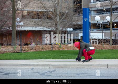 Ann Arbor, Michigan - EINE Krankenschwester an der Universität von Michigan Krankenhaus markiert die richtige "soziale Distanz", bevor Gesundheitsarbeiter versammelt, um s zu fordern Stockfoto