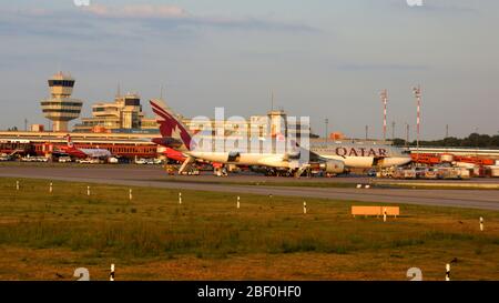 BERLIN, DEUTSCHLAND - 06.07.2012: Kontrollturm und Hauptterminalgebäude des Flughafens Berlin Tegel Otto Lilienthal (TXL) bei Sonnenuntergang. 2015 Stockfoto