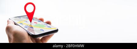 Lokale Karte Auf Smartphone In Der Hand Mit Standort Red Pins Stockfoto
