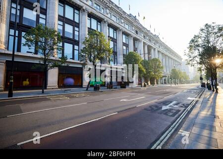 London, Großbritannien - 16 Apr 2020: Selfridges-Geschäft auf einer verlassenen Oxford Street während der Sperrung der Coronavirus-Pandemie Covid-19. Stockfoto