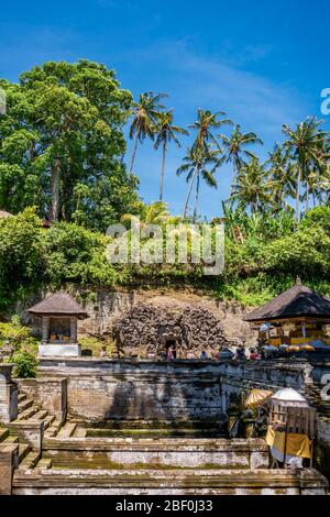 Vertikale Ansicht der Elefantenhöhle in Bali, Indonesien. Stockfoto