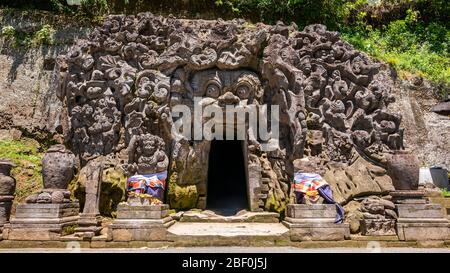 Horizontale Panoramasicht auf die Elefantenhöhle in Bali, Indonesien. Stockfoto