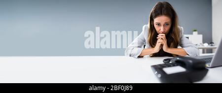 Frau Wartet Auf Anruf Am Festnetzanschluss Am Büroschreibtisch Stockfoto