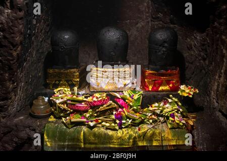 Horizontale Ansicht der drei Lingam in der Elefantenhöhle in Bali, Indonesien. Stockfoto