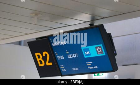 KOPENHAGEN, DÄNEMARK - 06. JULI 2015: Abflugsteig am Flughafen Kopenhagen Stockfoto