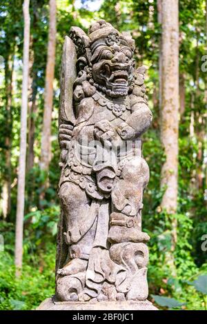 Vertikale Ansicht einer Statue am Bukit Sari Tempel in Bali, Indonesien. Stockfoto