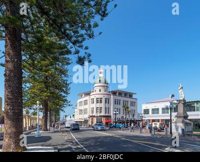 Marine Parade mit Blick auf den Dom des T&G Building im Art Deco-Viertel der Innenstadt von Napier, Neuseeland Stockfoto