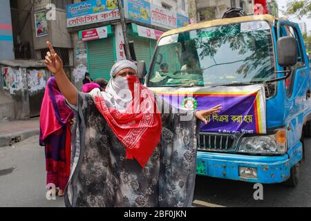 Dhaka, Bangladesch. April 2020. Die Beschäftigten der bangladeschischen Garment-Arbeiter blockieren während der landesweiten Lockdown einen Weg, um ihre fälligen Löhne zu fordern, da sie sich Sorgen über den Ausbruch der COVID-19 in Dhaka machen. Die Bekleidungsarbeiter gingen aus Protest auf die Straße und riskierten die Exposition gegenüber Covid-19 und forderten, zu wissen, wann sie ihre fälligen Löhne erhalten würden. Kredit: Suvra Kanti das/ZUMA Wire/Alamy Live News Stockfoto