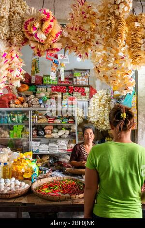 Vertikale Ansicht eines Marktstandes am Pejeng Market in Bali, Indonesien. Stockfoto