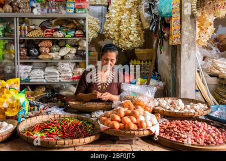 Horizontale Ansicht eines Lebensmittelstandes am Pejeng Market in Bali, Indonesien. Stockfoto