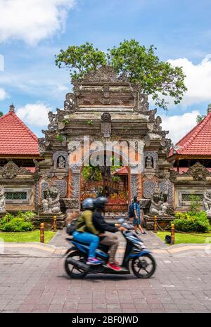 Vertikale Ansicht eines traditionellen Torbosses am Ubud Palast in Bali, Indonesien. Stockfoto