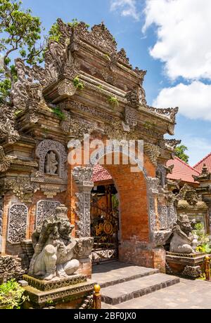 Vertikale Ansicht eines traditionellen Torbosses am Ubud Palast in Bali, Indonesien. Stockfoto