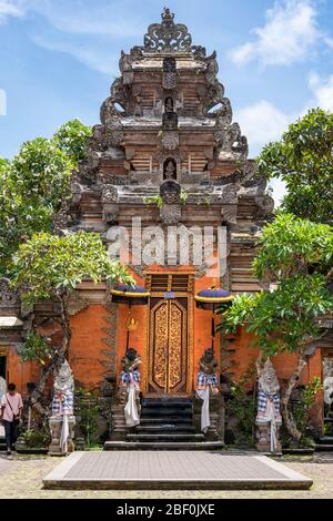 Horizontale vertikale quadratische Ansicht der Haupttore am Ubud Palast in Bali, Indonesien. Stockfoto