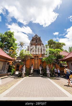 Vertikale Ansicht der Touristen an den Haupttoren des Ubud Palastes in Bali, Indonesien. Stockfoto