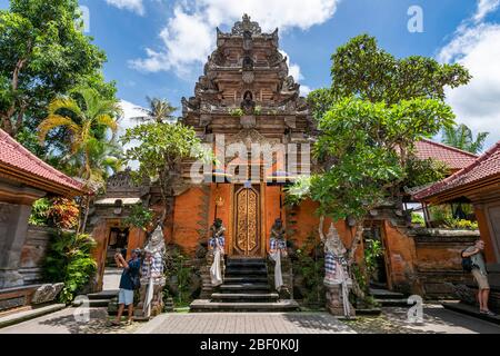 Horizontale Ansicht der Touristen an den Haupttoren des Ubud Palastes in Bali, Indonesien. Stockfoto