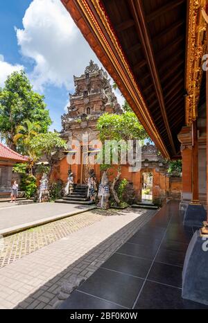 Vertikale Ansicht der Touristen an den Haupttoren des Ubud Palastes in Bali, Indonesien. Stockfoto