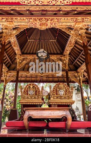 Vertikale Ansicht der aufwendigen Goldrohnen im Ubud-Palast in Bali, Indonesien. Stockfoto
