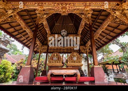 Horizontale Ansicht der aufwendigen Goldthrone im Ubud-Palast in Bali, Indonesien. Stockfoto
