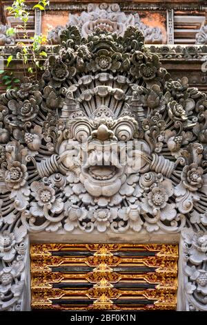 Vertikale Nahaufnahme einer Bhoma-Skulptur im Ubud-Palast in Bali, Indonesien. Stockfoto