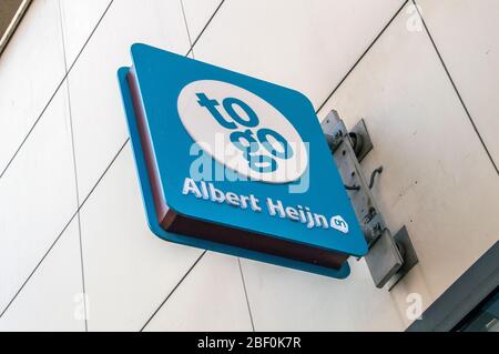 AH To Go Billboard an der Reguliersbreestraat Street in Amsterdam, Niederlande 2018 Stockfoto