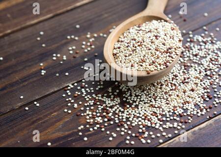 Bio Quinoa Körner in Holzlöffel, Glutenfrei. Konzept gesunde Ernährung. Ernährung. Samen von Chenopodium quinoa Stockfoto