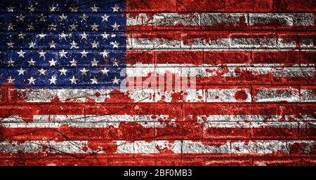 Amerikanische Flagge mit Blutflecken an einer Ziegelwand. US-Nationalflagge mit Blutspritzern. Alte Retro Grunge Vintage Stil Textur. Großes Bild. Stockfoto