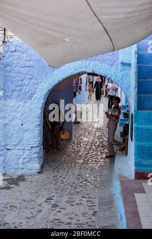 Chefchaouen, Nordmarokko, 10. Juni 2016. Intensive kommerzielle Aktivität in einer der Hauptstraßen der blauen Stadt, voll von Basaren. Stockfoto