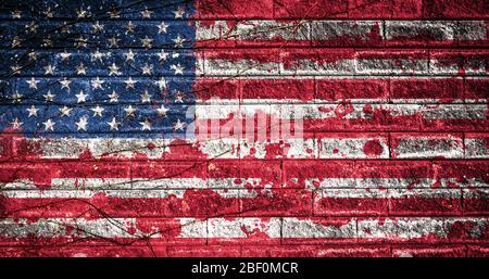 Amerikanische Flagge mit Blutflecken an einer Ziegelwand. US-Nationalflagge mit Blutspritzern. Alte Retro Grunge Vintage Stil Textur. Großes Bild. Stockfoto