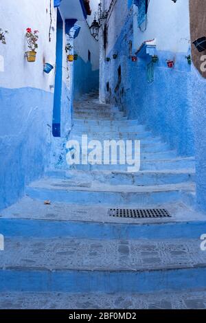 Chefchaouen, Nordmarokko, 10. Juni 2016. Eine der sehr malerischen Straßen in der Medina der blauen Stadt. Stockfoto